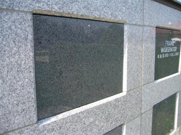 Urnenwand aus hellgrauem Granit